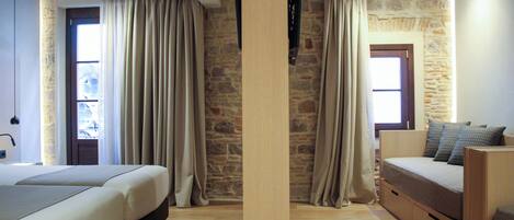 Dundyner, safe på rommet, skrivebord og blendingsgardiner