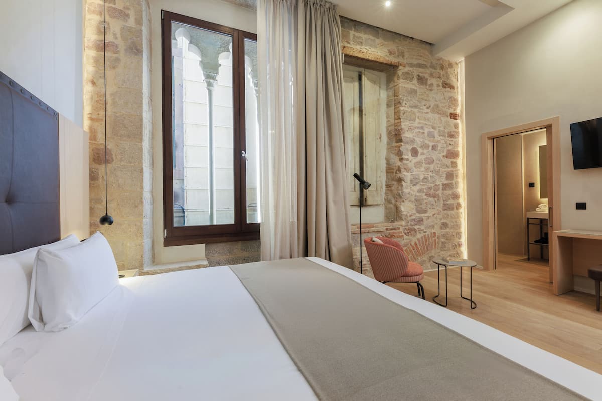 Down comforters, in-room safe, desk, blackout drapes