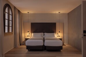 Down duvets, in-room safe, desk, blackout curtains - Gran Hotel Barcino (Barcelona)