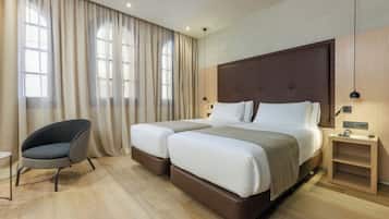 Donzen dekbedden, een kluis op de kamer, een bureau