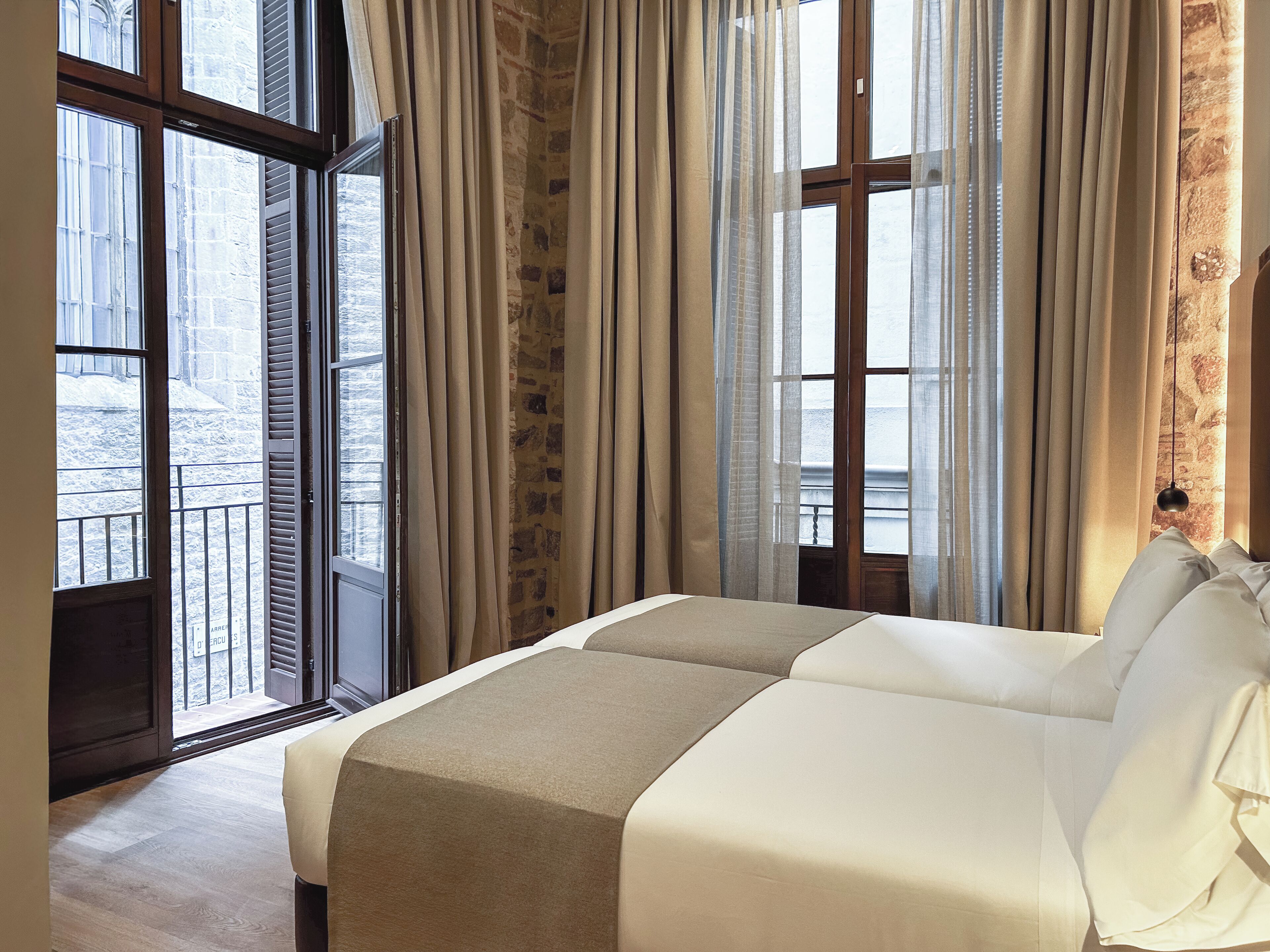 Down comforters, in-room safe, desk, blackout drapes