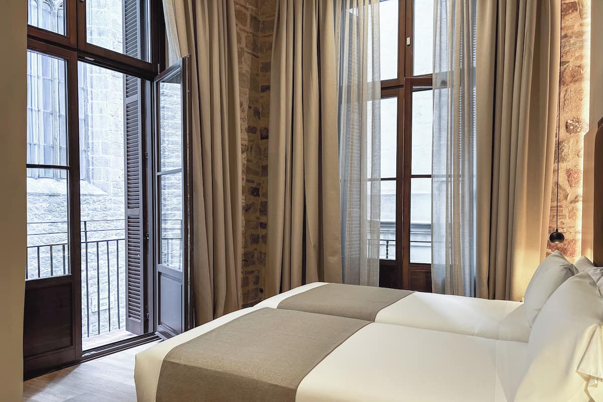 Down comforters, in-room safe, desk, blackout drapes