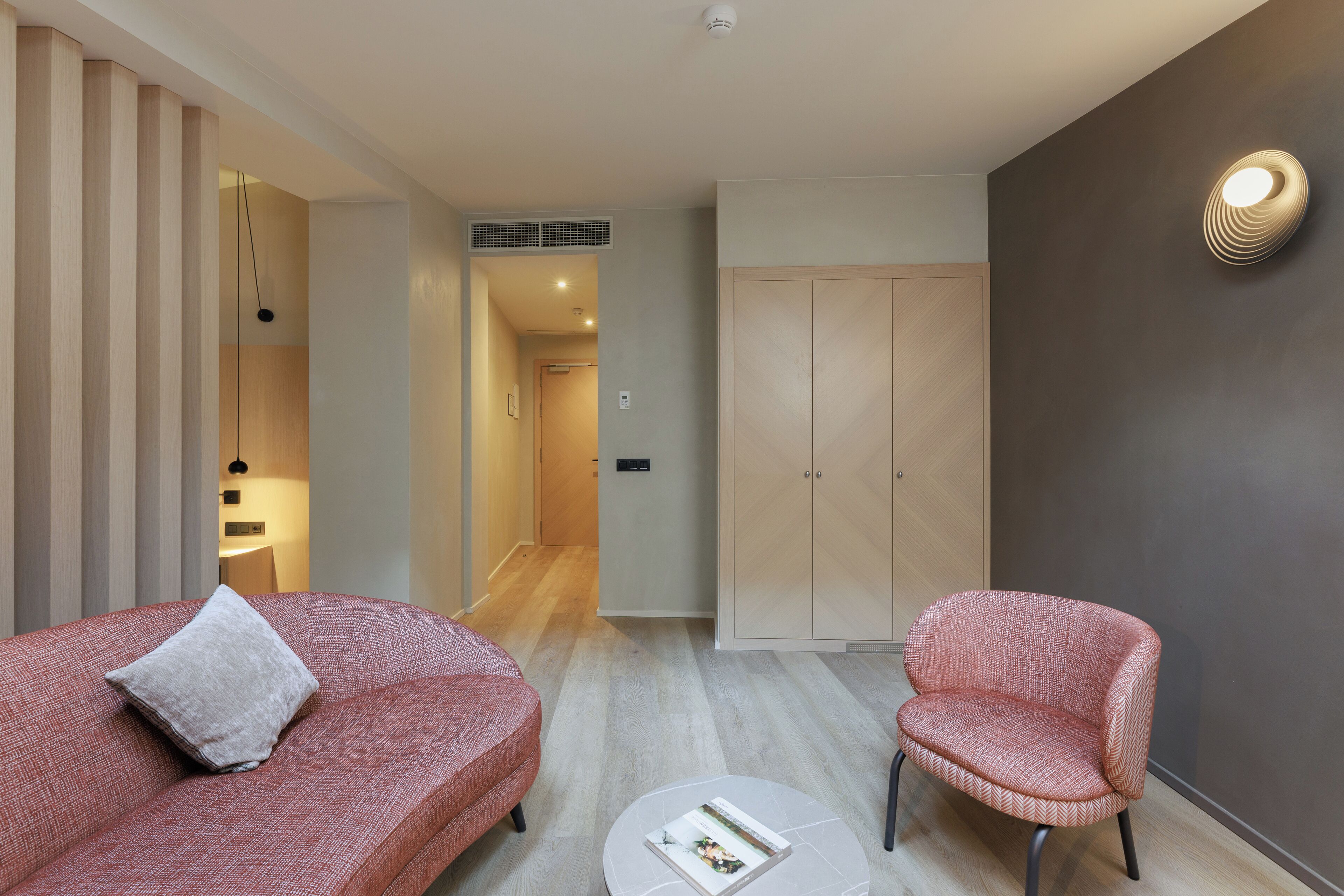 1-cm flat-screen tv with satellite channels, tv, streaming services