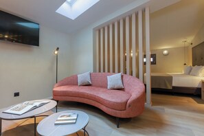 1-cm-Flachbildfernseher mit Satellitenempfang, Fernseher