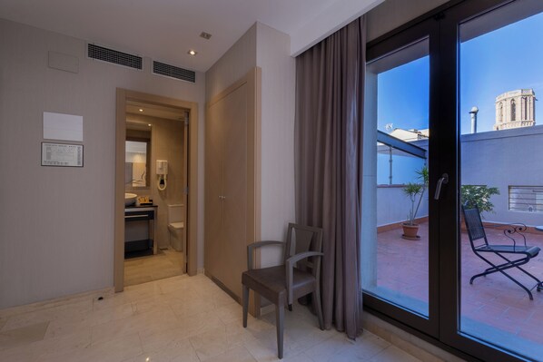 Duntäcken, värdeförvaringsskåp på rummet och skrivbord