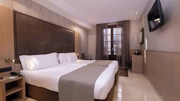 Cobrellits, caixa forta a l'habitació, escriptori i cortines opaques