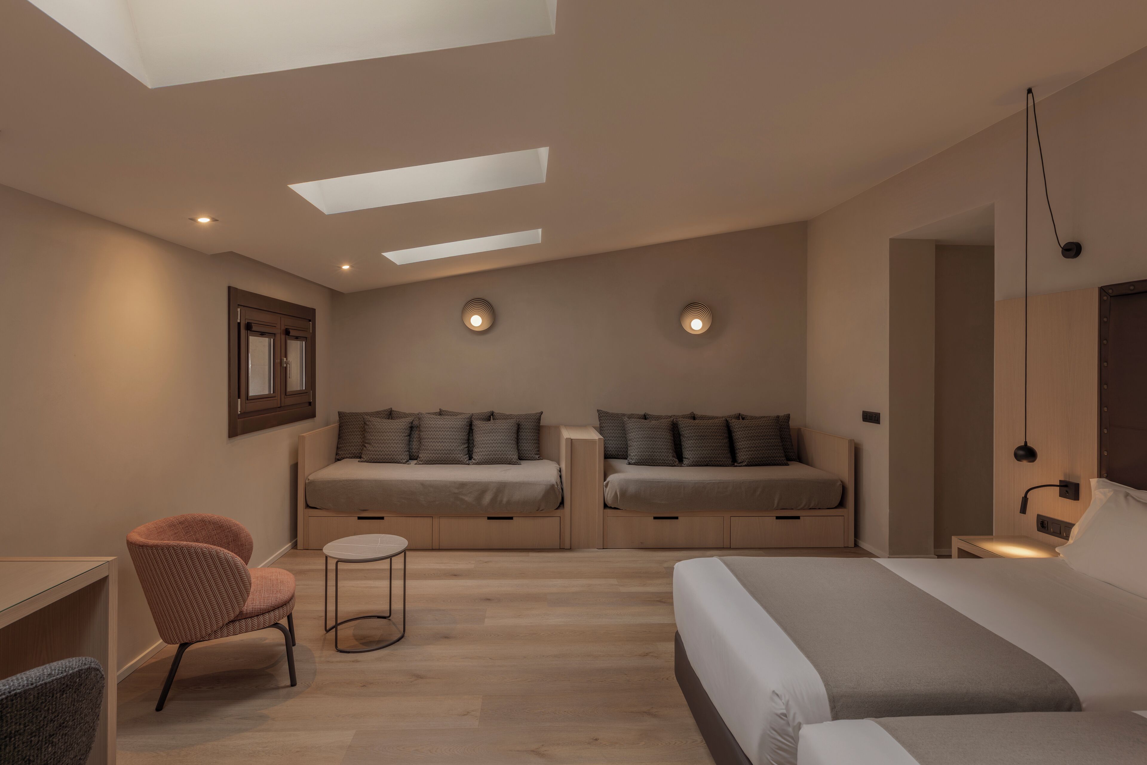 Edredons de pluma, cofres nos quartos, escrivaninha, cortinas blackout