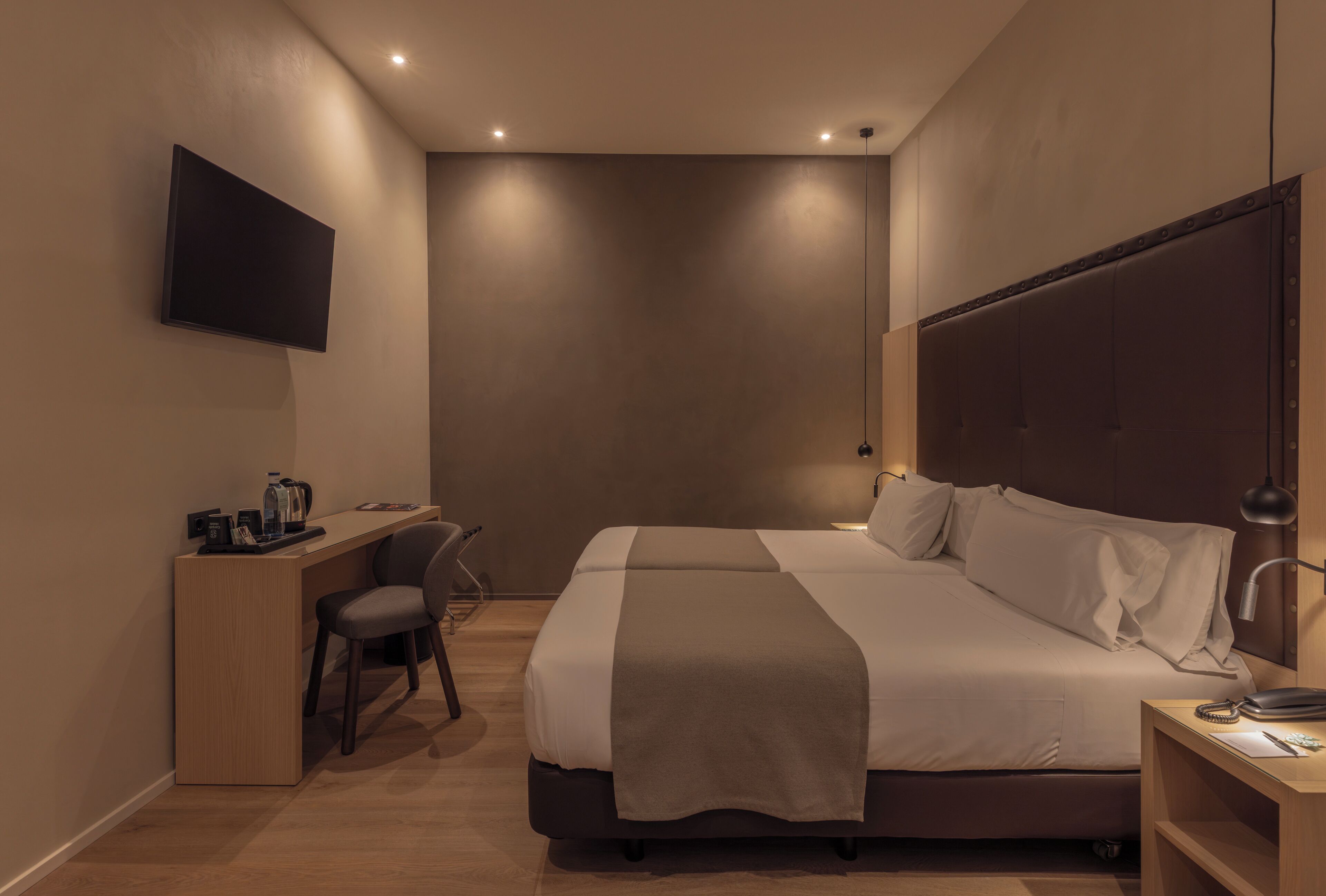 Edredons de pluma, cofres nos quartos, escrivaninha, cortinas blackout