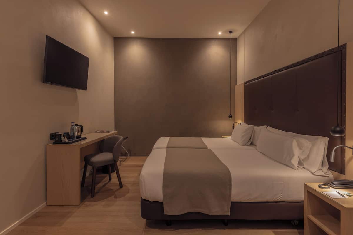 Down comforters, in-room safe, desk, blackout drapes