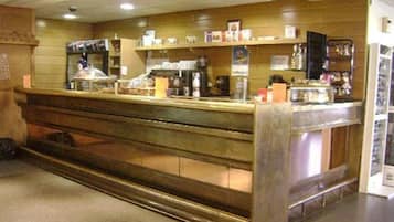 Daily continental breakfast (EUR 4.00 per person)