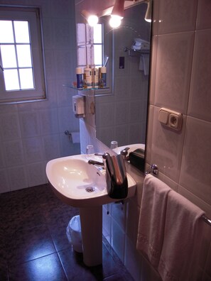 Combined shower/bathtub, free toiletries, hair dryer