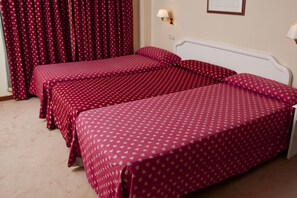 Schreibtisch, Verdunkelungsvorhänge, Bügeleisen/Bügelbrett