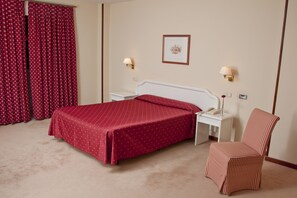 Standard Double or Twin Room | Desk, blackout drapes, iron/ironing board, free cribs/infant beds - Hotel Tudanca Benavente (Villabrazaro)