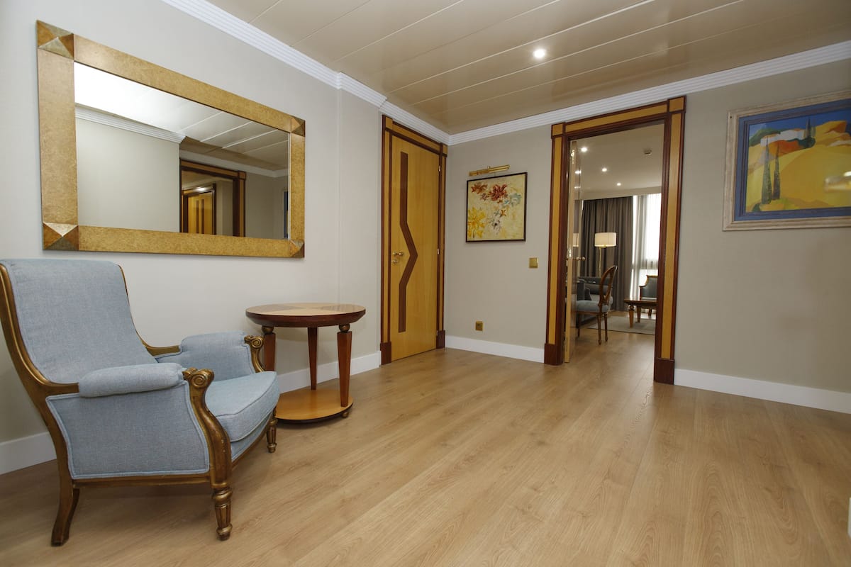 suite | desk, laptop workspace, soundproofing, free wifi