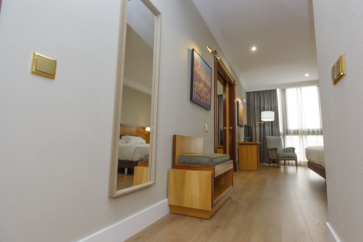 suite | desk, laptop workspace, soundproofing, free wifi