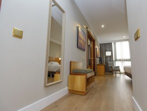 Suite | Desk, laptop workspace, soundproofing, free WiFi
