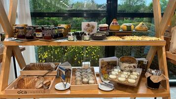 Tägliches Frühstücksbuffet (18 EUR pro Person)