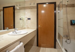 Baignoire, baignoire profonde, articles de toilette (gratuits)