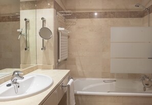 Bañera, bañera profunda, artículos de tocador gratuitos, secador de pelo