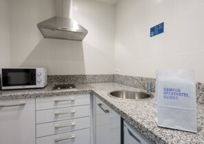 Kühlschrank, Mikrowelle, Herdplatte, Kochgeschirr/Geschirr/Besteck