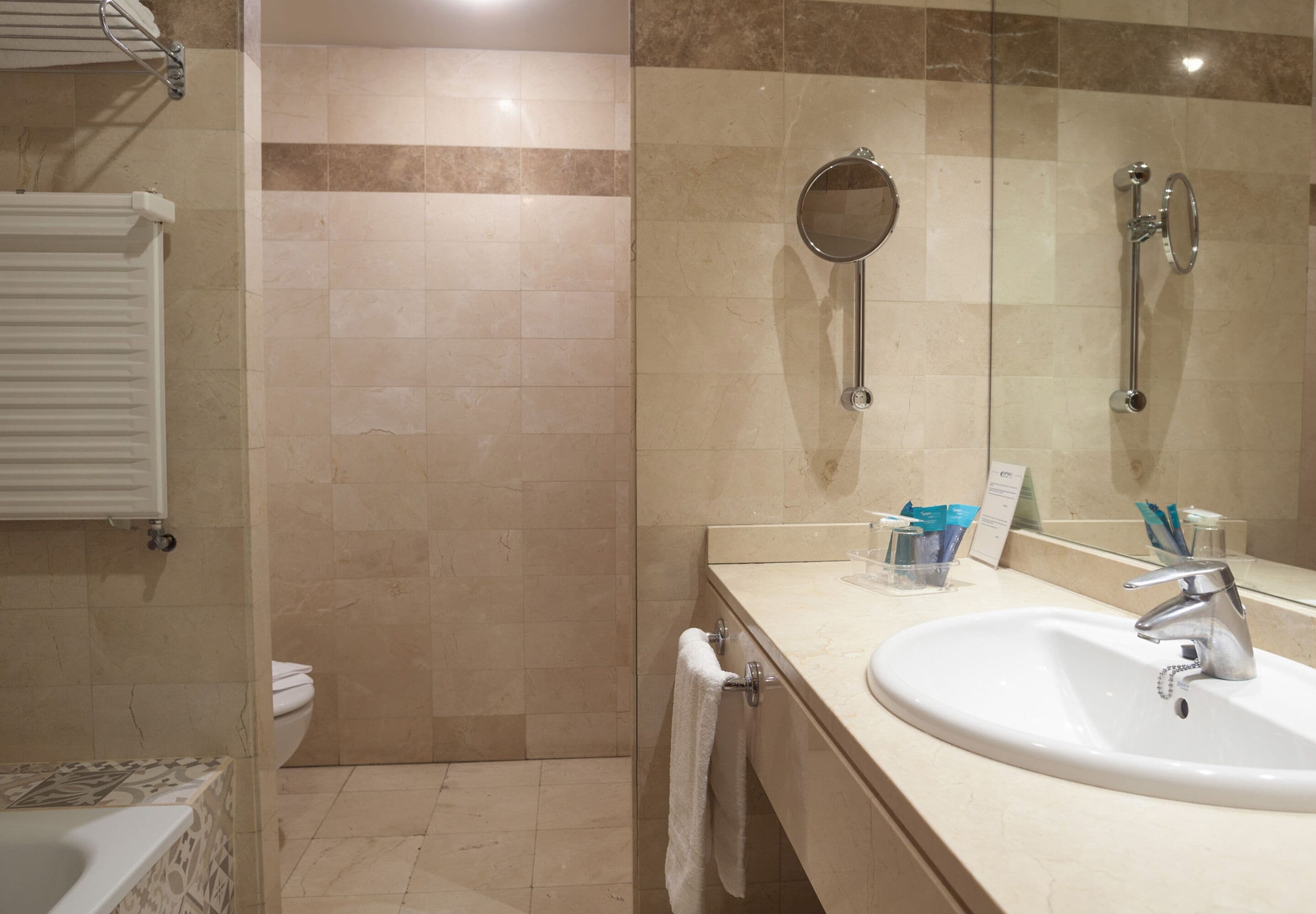 Baignoire, baignoire relaxante profonde, articles de toilette gratuits