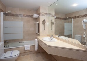 Badewanne, Komfortbadewanne, kostenlose Toilettenartikel, Haartrockner