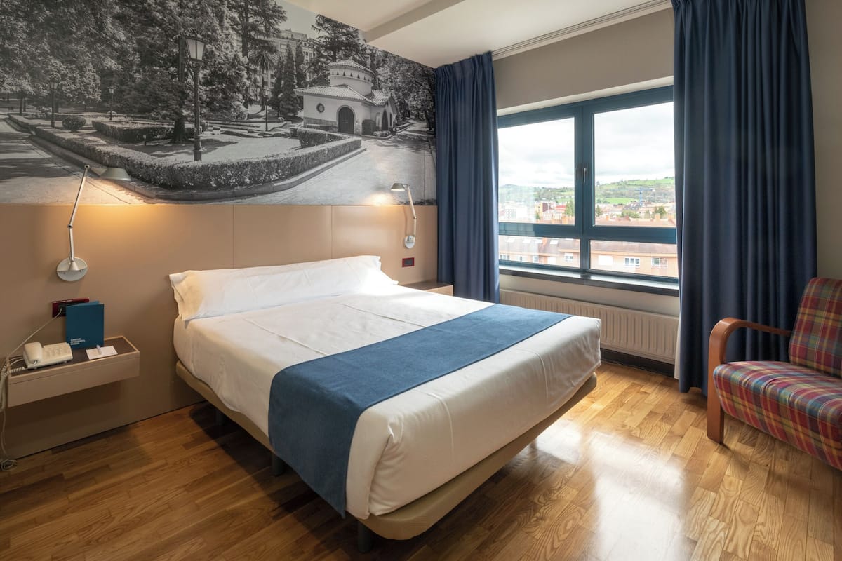 Cortinas blackout, wifi gratis y ropa de cama