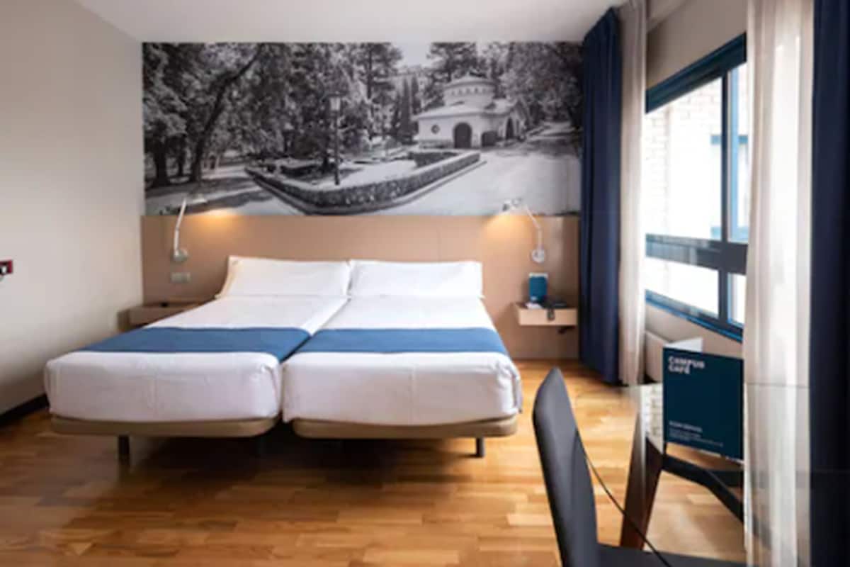 Cortinas blackout, wifi gratis y ropa de cama