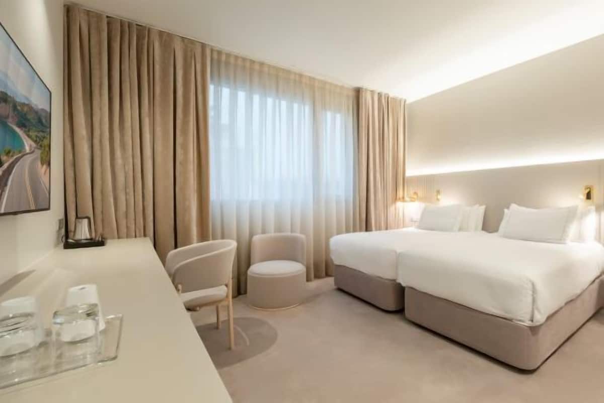 Business Twin Room | 1 bedroom, Egyptian cotton sheets, premium bedding, minibar