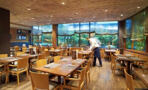 2 restaurants servant le petit déjeuner, le déjeuner et le dîner