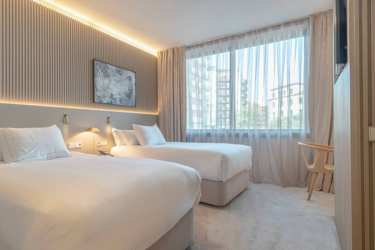 Phòng 2 giường đơn Premium | Bộ trải giường bằng vải cotton Ai Cập, bộ đồ giường cao cấp, minibar 