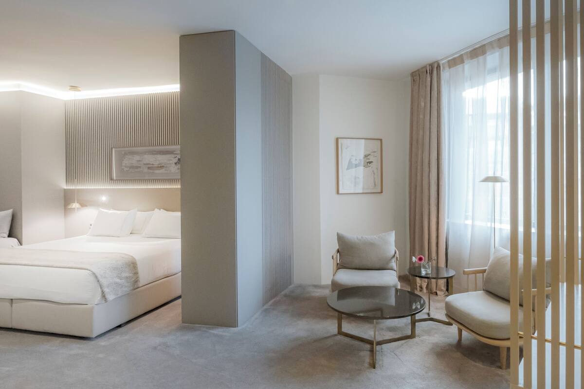 Phòng Suite Junior | Bộ trải giường bằng vải cotton Ai Cập, bộ đồ giường cao cấp, minibar 
