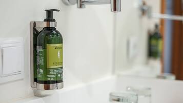 Una botella de gel limpiador de manos Verveic l'Occan sobre una encimera de baño.