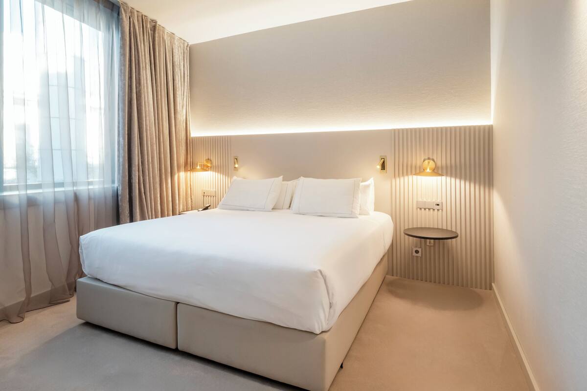 Phòng đôi Business | Bộ trải giường bằng vải cotton Ai Cập, bộ đồ giường cao cấp, minibar 