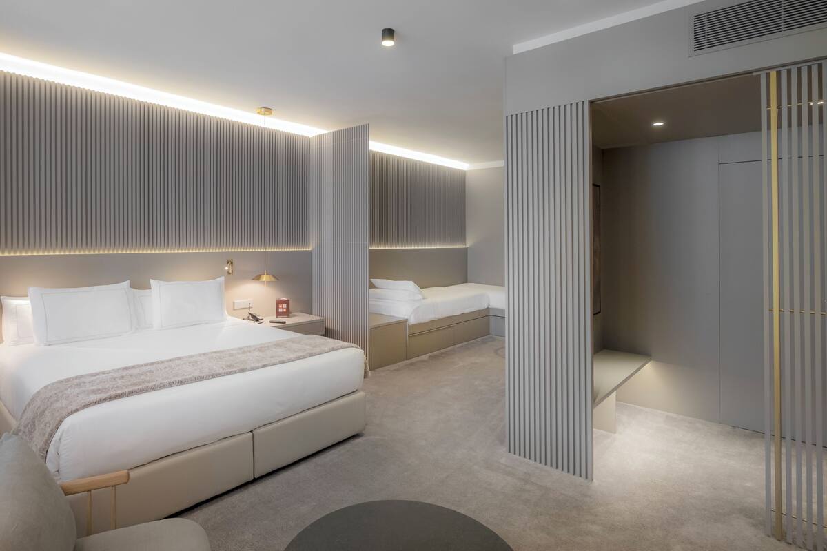 Phòng 4 Deluxe | Bộ trải giường bằng vải cotton Ai Cập, bộ đồ giường cao cấp, minibar 