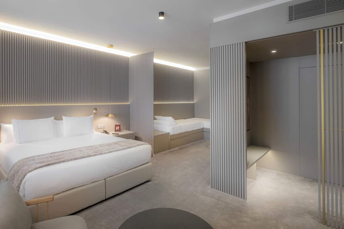 Deluxe Quadruple Room | 1 bedroom, Egyptian cotton sheets, premium bedding, minibar