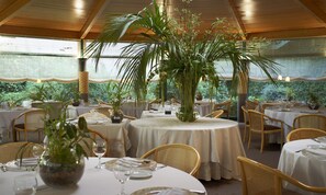 2 restaurants, breakfast served