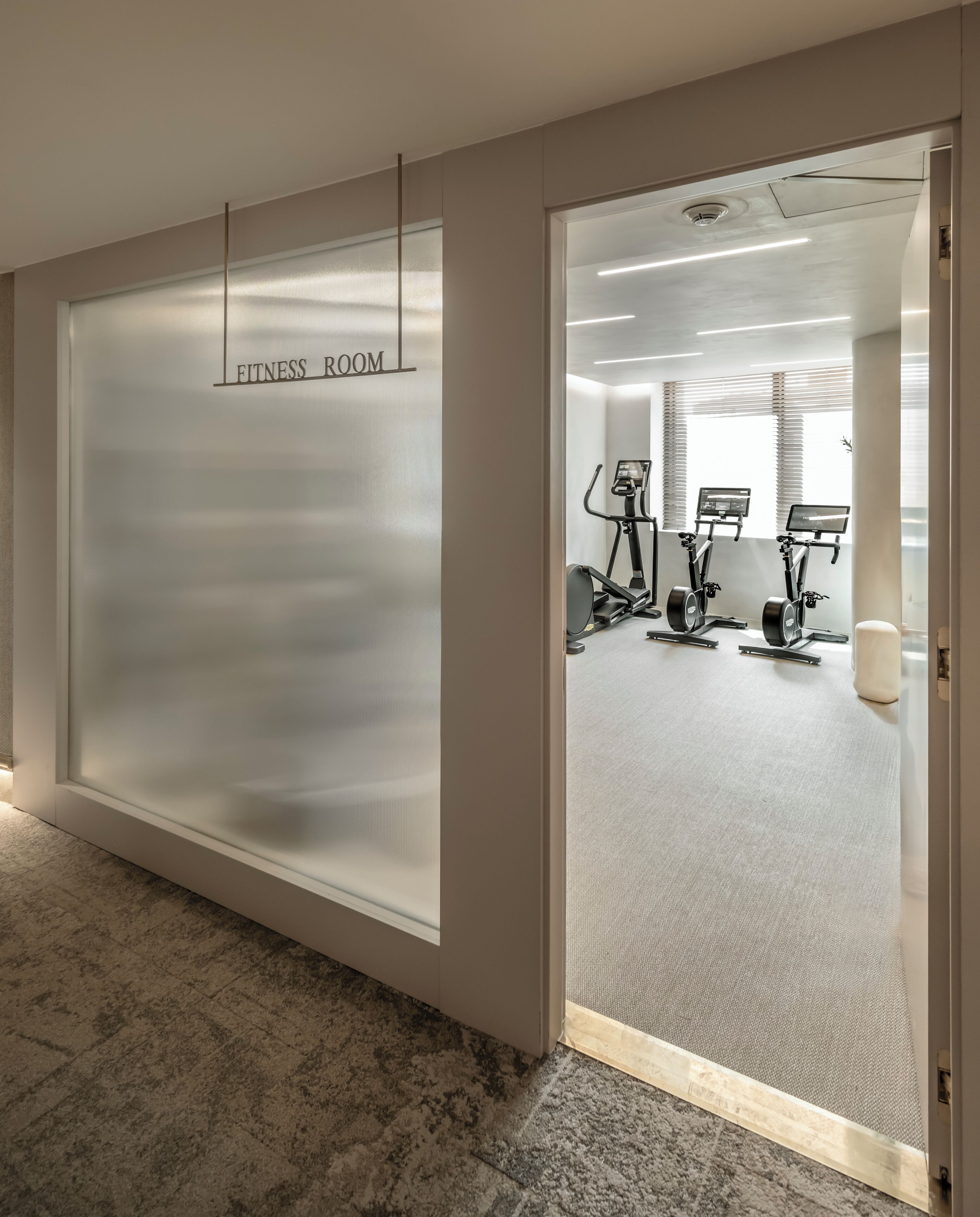 Een fitnessruimte met trainingsapparatuur en een bord dat het doel aangeeft.