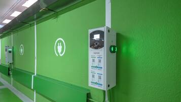 Eine grüne Wand mit einer Ladestation und einem QR-Code für Ingeteam.