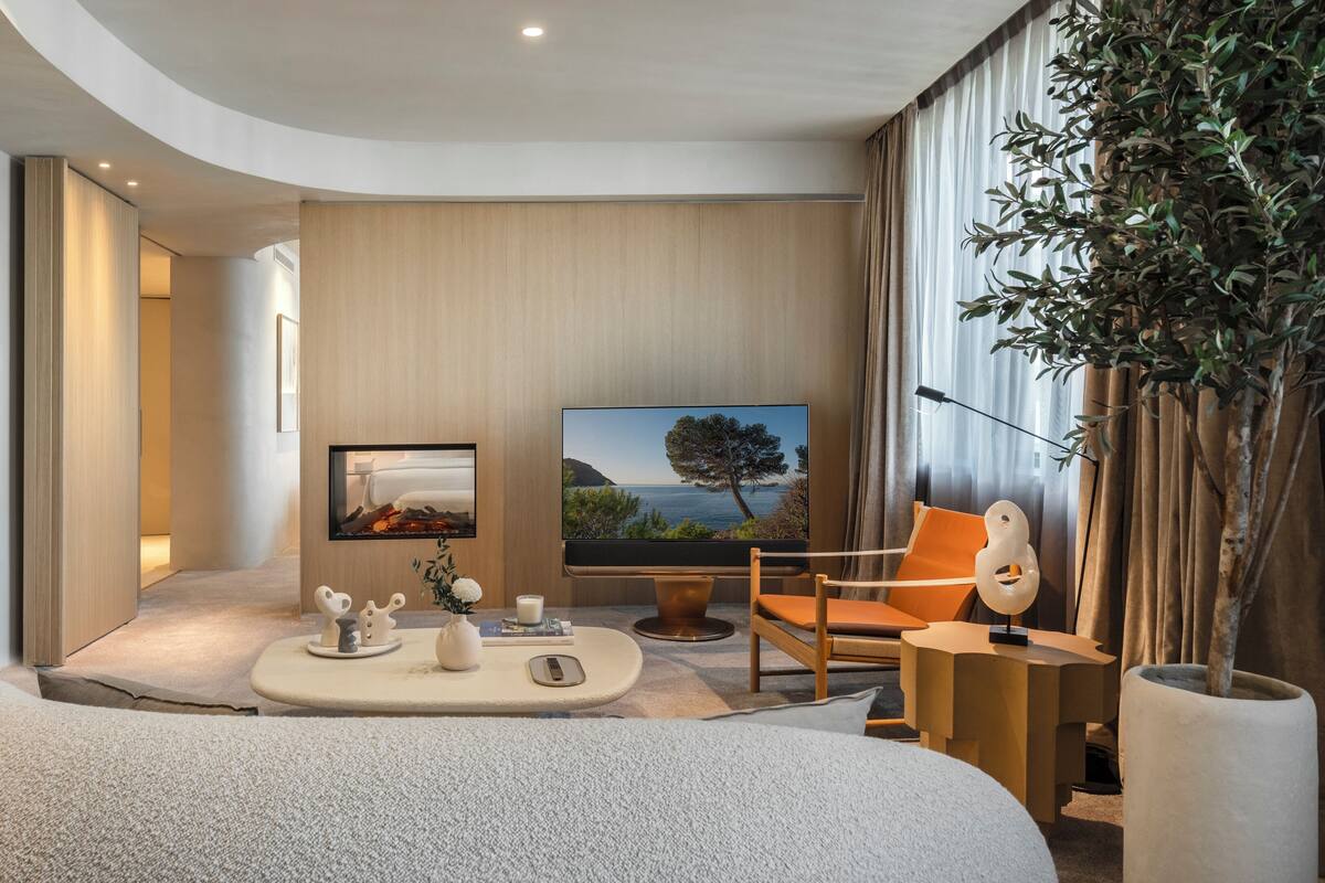 Phòng Suite Deluxe | Khu phòng khách | TV LCD 40-inch có truyền hình vệ tinh, TV 
