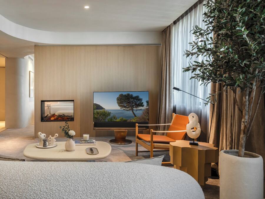Suite Deluxe | Zona de estar | Televisión LCD de 40 pulgadas con canales por satélite, una televisión