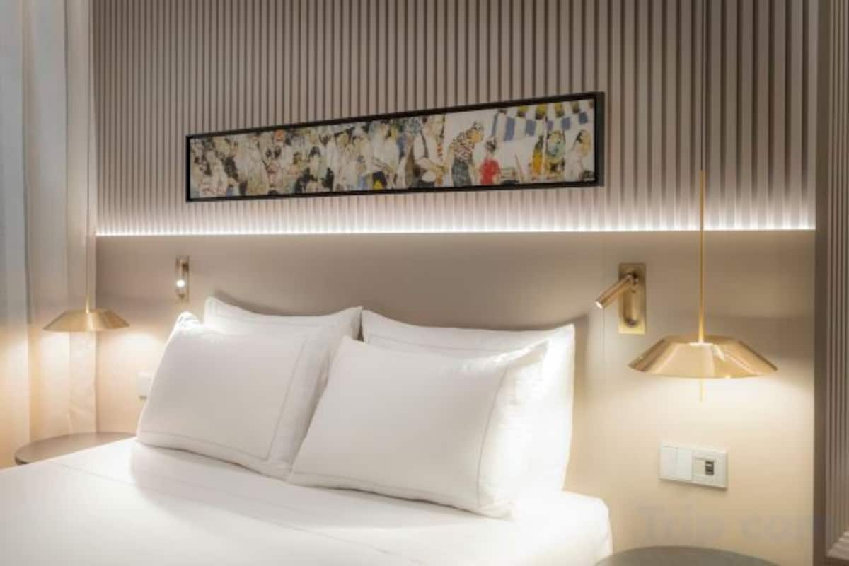 Egyptian cotton sheets, premium bedding, minibar, in-room safe