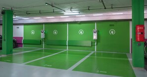 Electric vehicle charging station