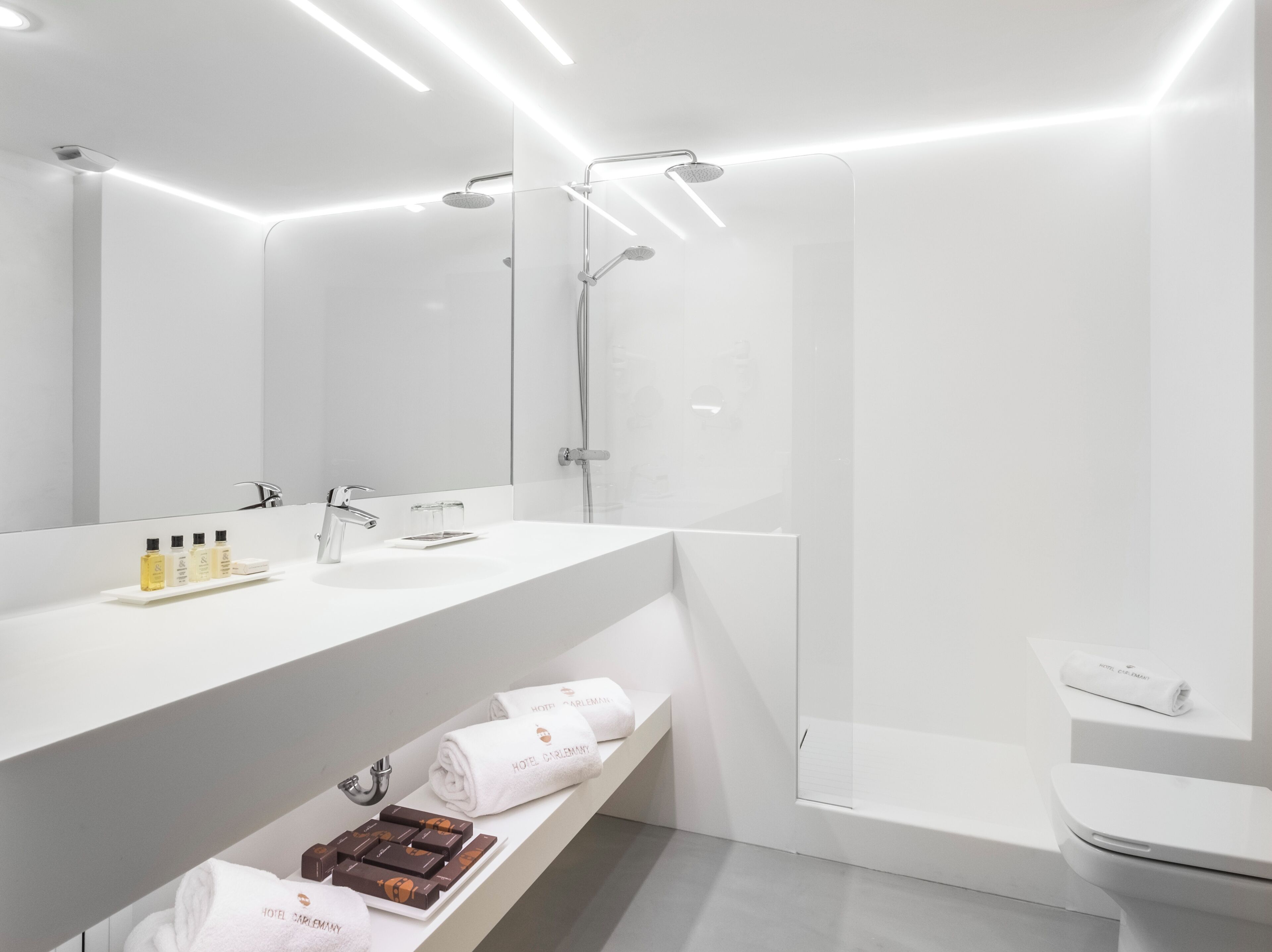 combined shower/bathtub, designer toiletries, hair dryer, bidet