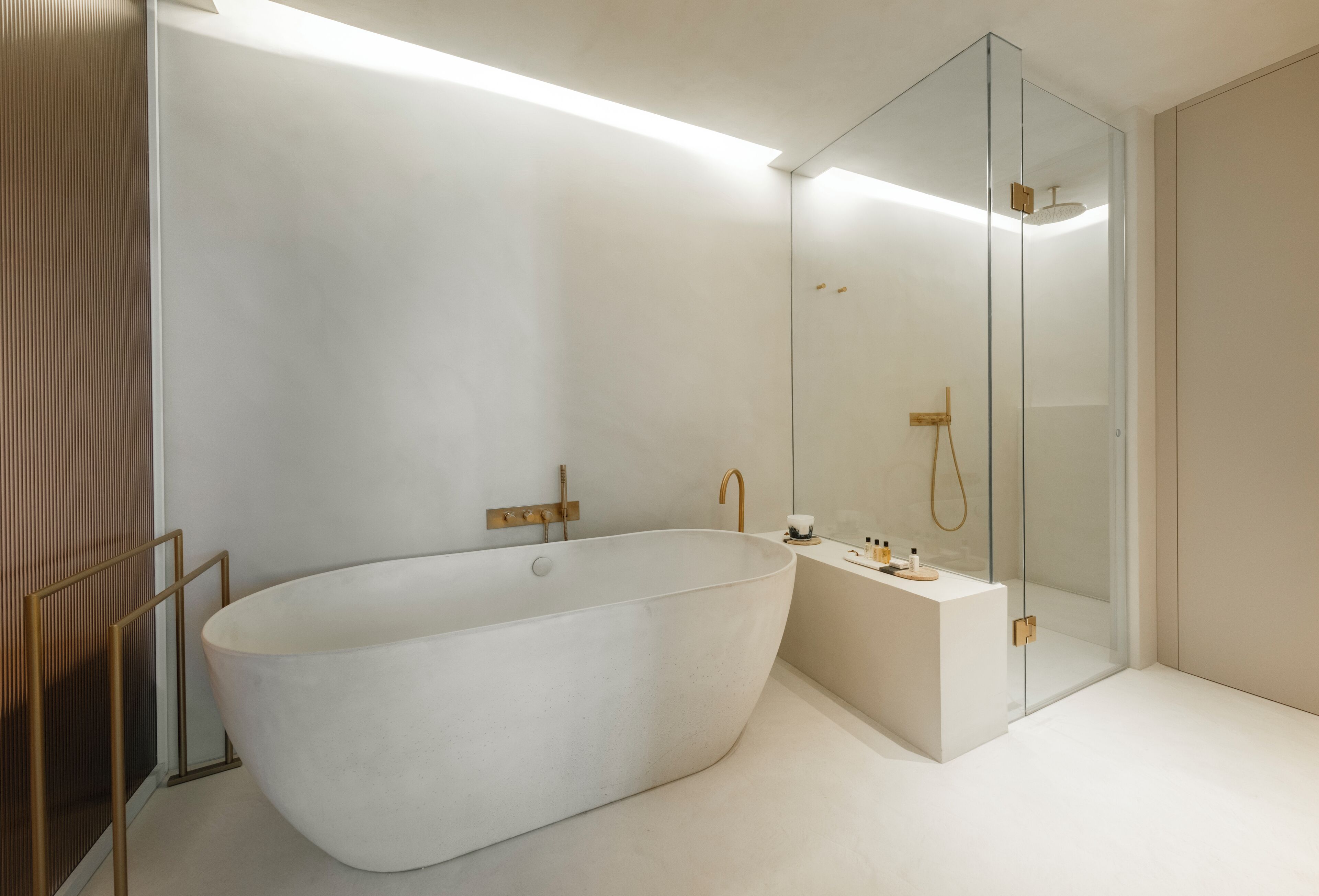 Un baño moderno con una bañera independiente, ducha con cerramiento de vidrio y diseño minimalista.