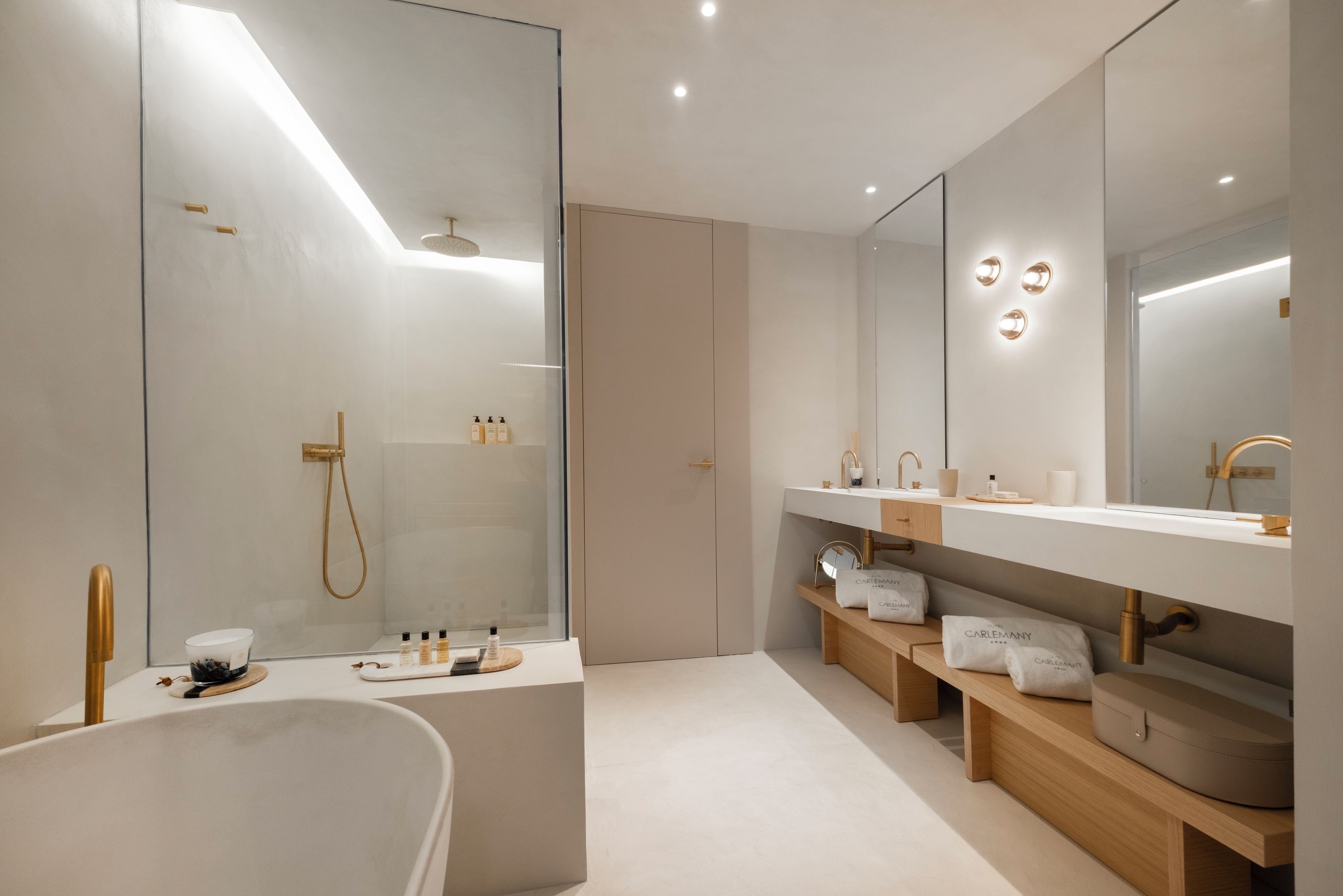 Deluxe suite | Badkamer | Een bad/douchecombinatie, designer toiletartikelen, een haardroger