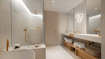 Deluxe suite | Badkamer | Een bad/douchecombinatie, designer toiletartikelen, een haardroger