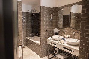 Junior-Doppelzimmer, Terrasse | Badezimmer | Kostenlose Toilettenartikel, Haartrockner, Bademäntel, Hausschuhe