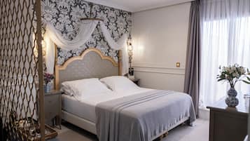 Habitación junior doble, terraza | Ropa de cama de alta calidad, minibar, caja fuerte y cortinas opacas