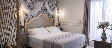 أغطية فراش متميزة وميني بار وخزنة داخل الغرفة وستائر تعتيم